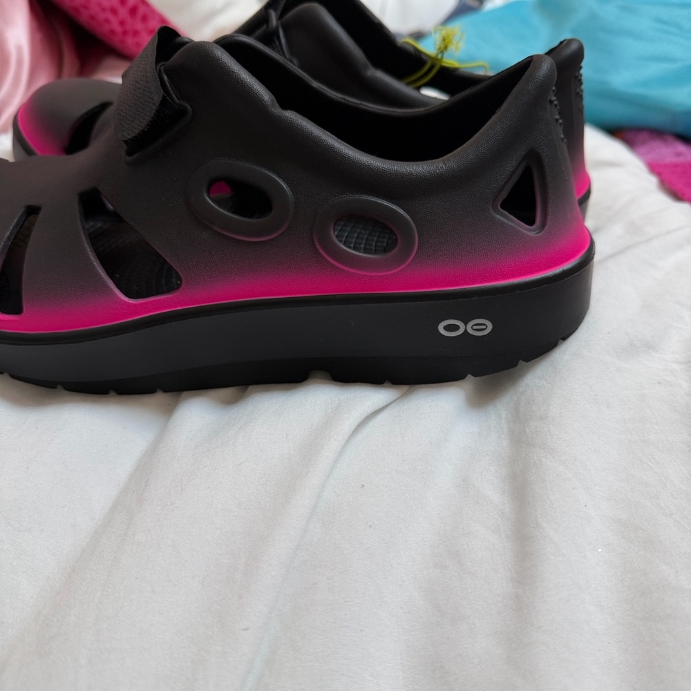 Black and Pink Gradient Closed-Toe Sandals - Picture 3 of 4